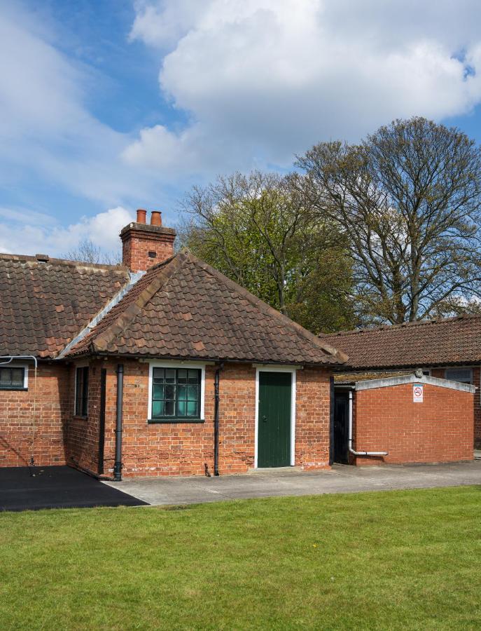 The Stable Suite At York Racecourse מראה חיצוני תמונה