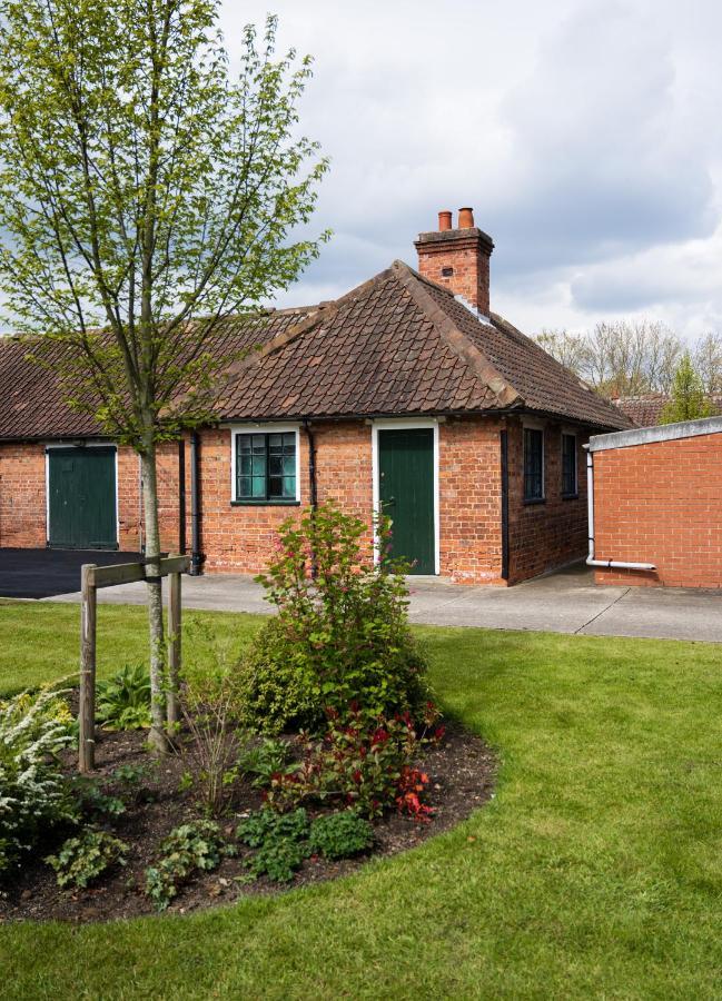 The Stable Suite At York Racecourse מראה חיצוני תמונה