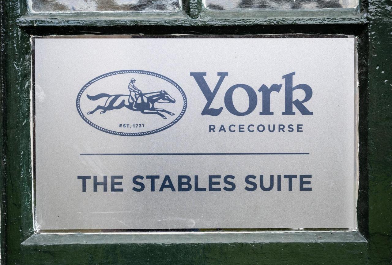 The Stable Suite At York Racecourse מראה חיצוני תמונה