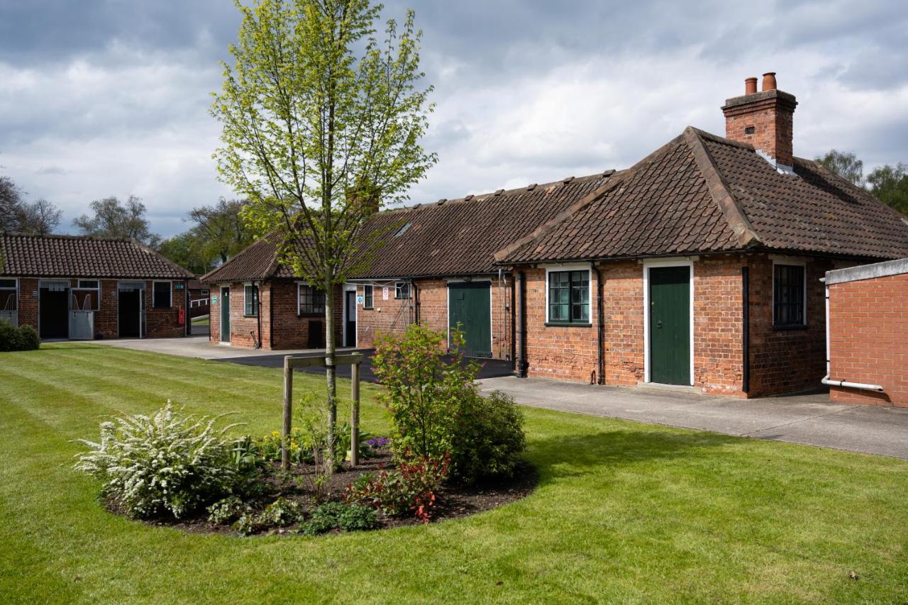 The Stable Suite At York Racecourse מראה חיצוני תמונה