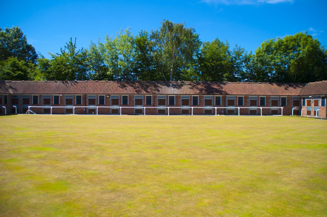 The Stable Suite At York Racecourse מראה חיצוני תמונה