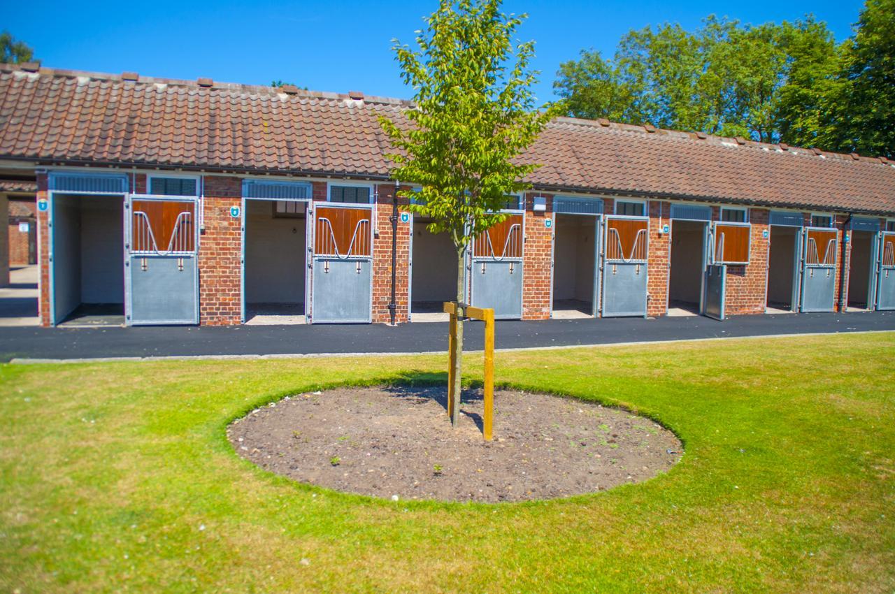 The Stable Suite At York Racecourse מראה חיצוני תמונה