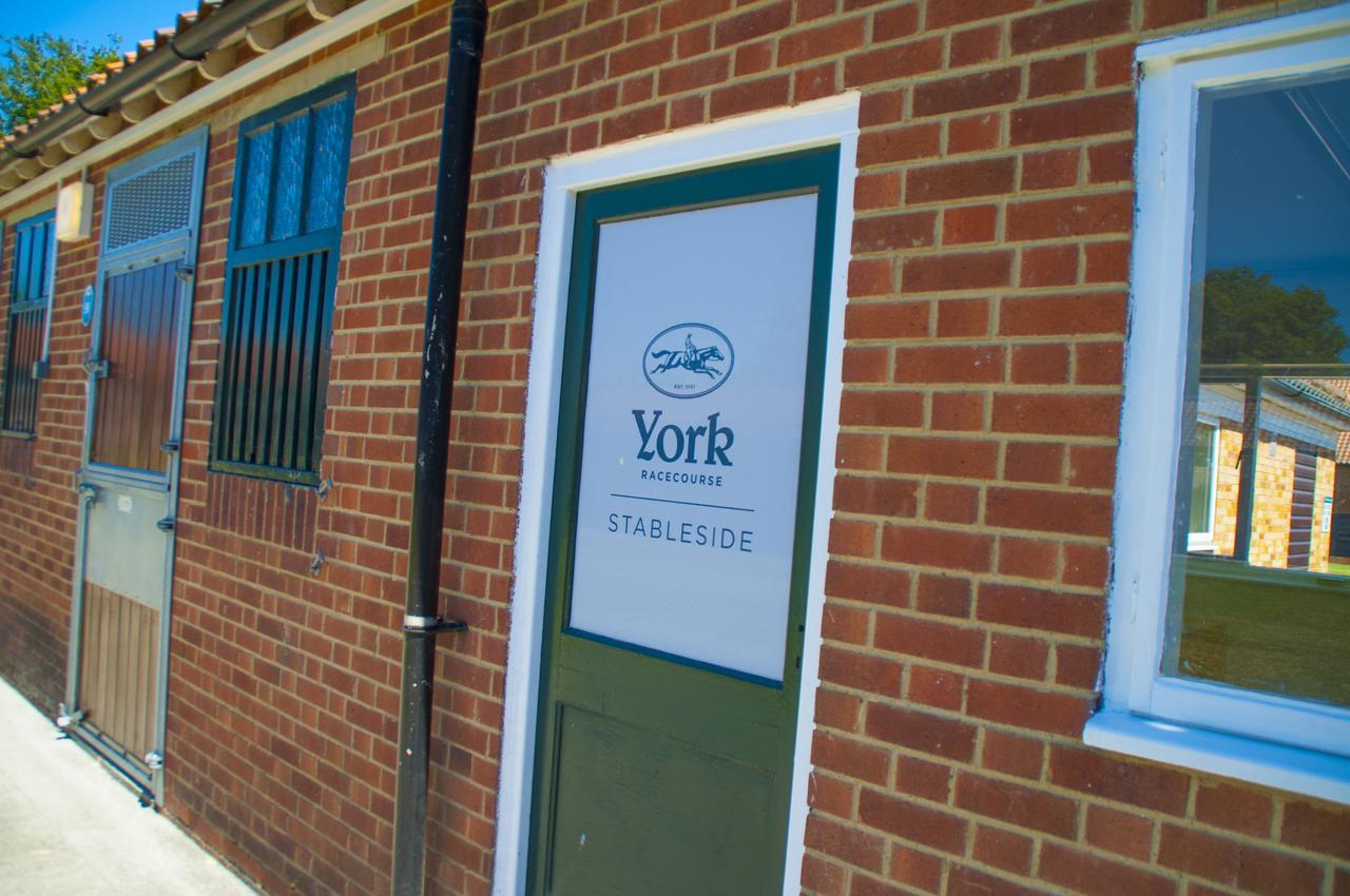 The Stable Suite At York Racecourse מראה חיצוני תמונה